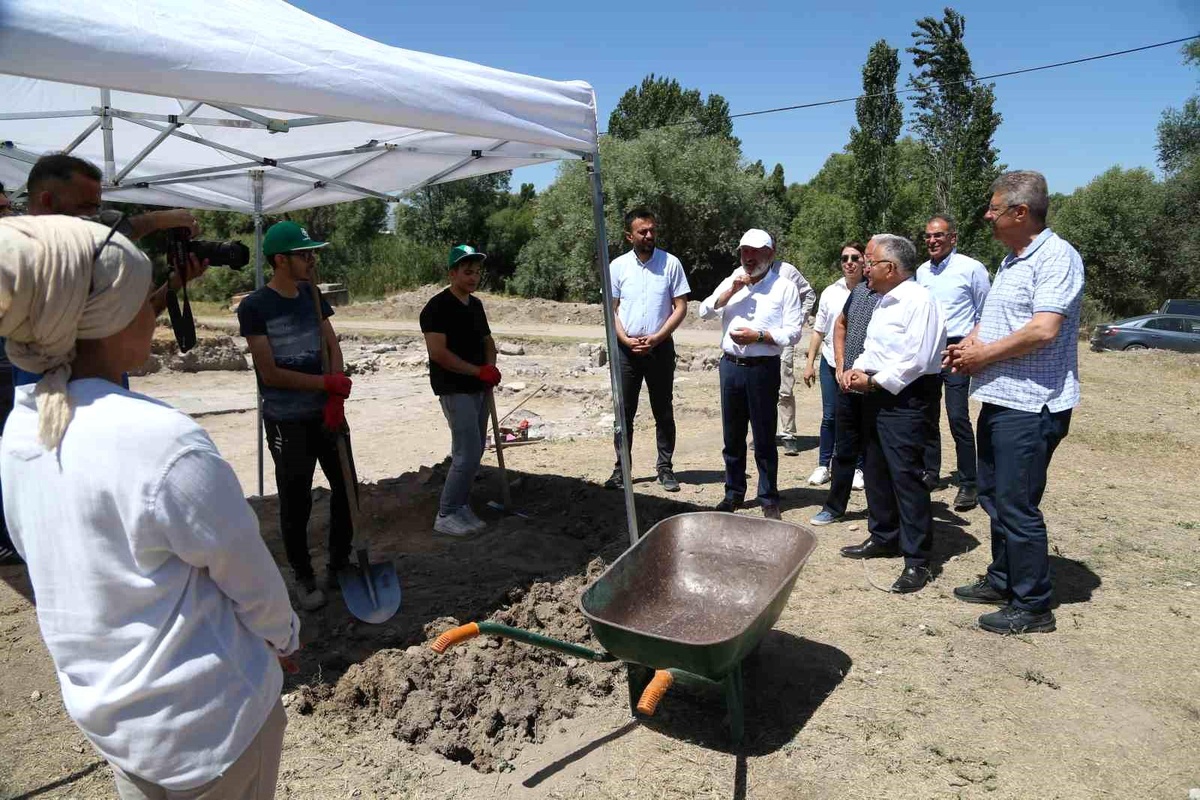 Kayseri Büyükşehir Belediye Başkanı Keykubadiye Sarayı\'nı İnceledi