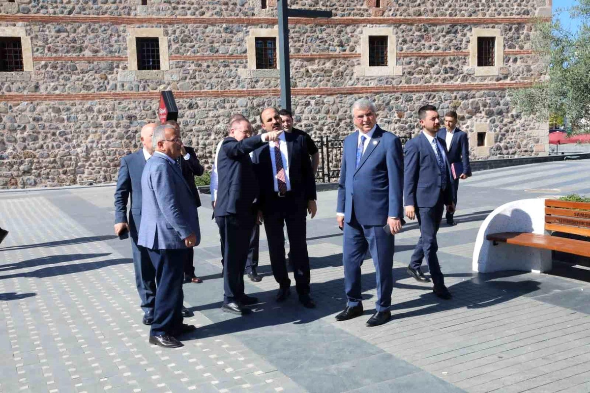 Samsun Büyükşehir Belediye Başkanı Mustafa Demir, Uluslararası Tarım Şehirleri Birliği Toplantısı için şehre gelen belediye başkanlarına Samsun\'daki yatırımları yerinde gösterdi