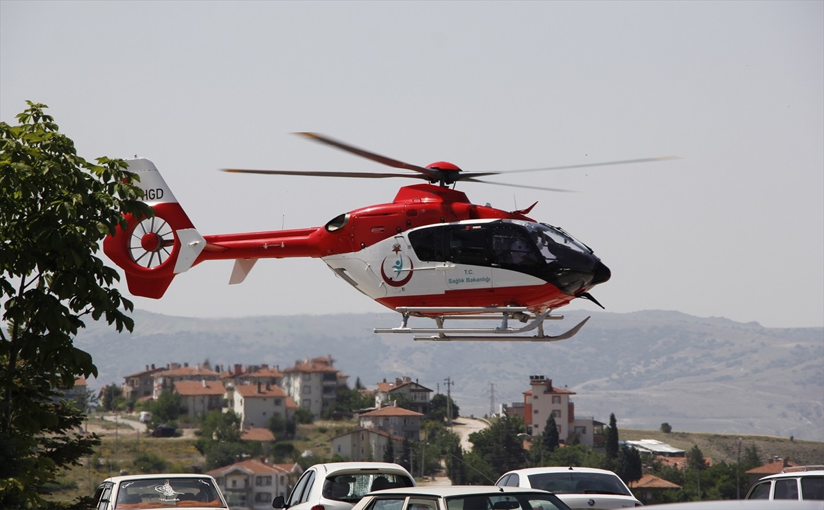 Beypazarı\'nda Fenalaşan Hasta Ambulans Helikopterle Ankara Şehir Hastanesine Gönderildi