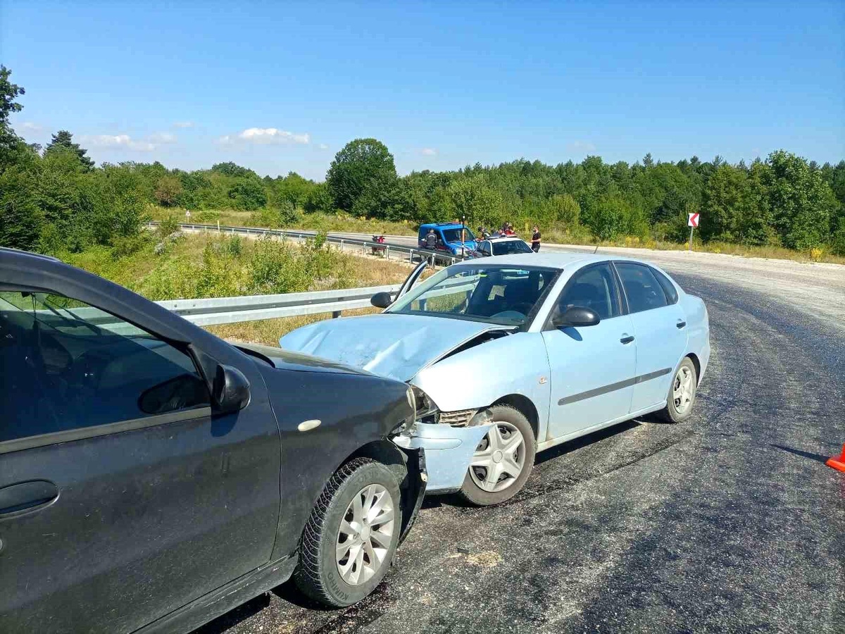 Bilecik\'te Kafa Kafaya Çarpışan Otomobillerde Ölen veya Yaralanan Olmadı