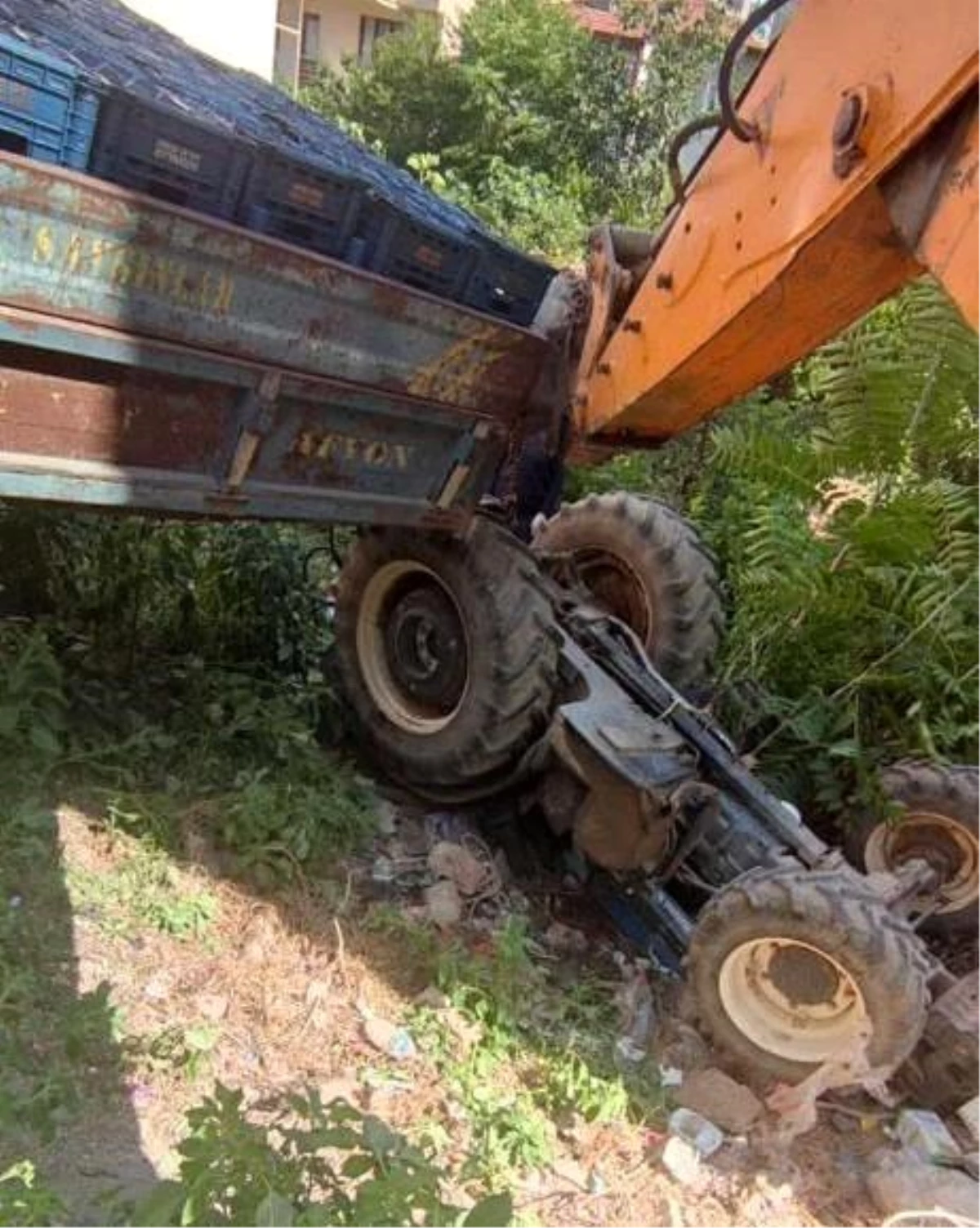 Bilecik\'te Traktör Devrildi: Sürücü Hayatını Kaybetti