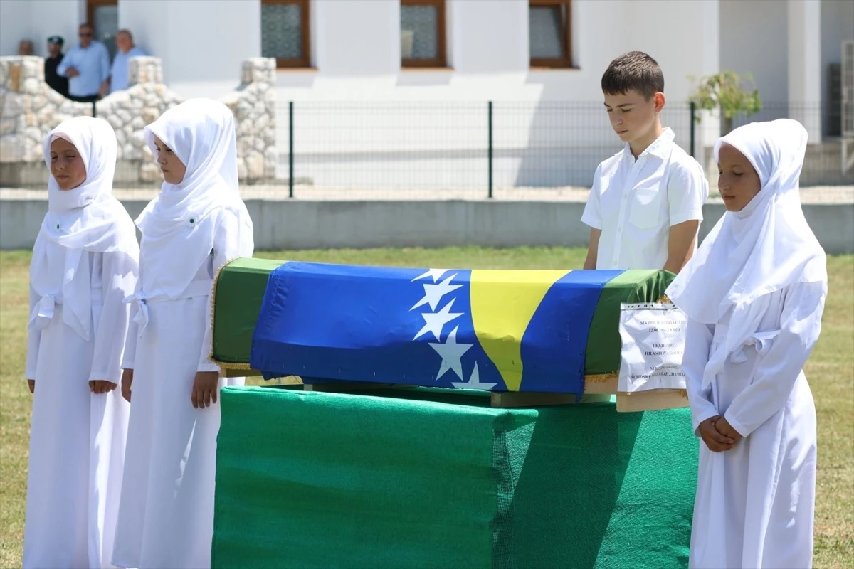 Bosna Hersek\'te kimlikleri tespit edilen kurbanlar toprağa verildi