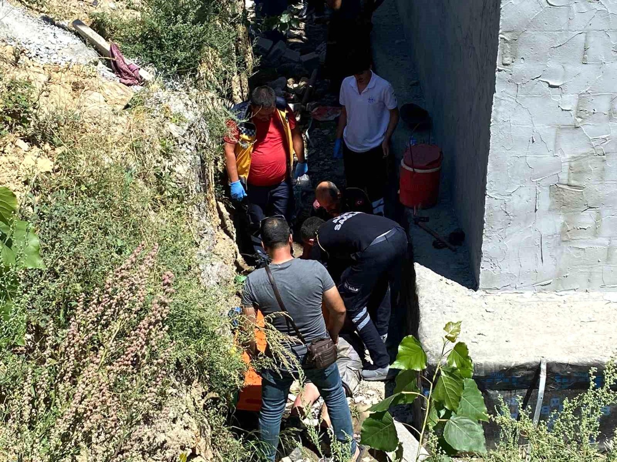 Antalya\'da inşaattan düşen genç yaralandı