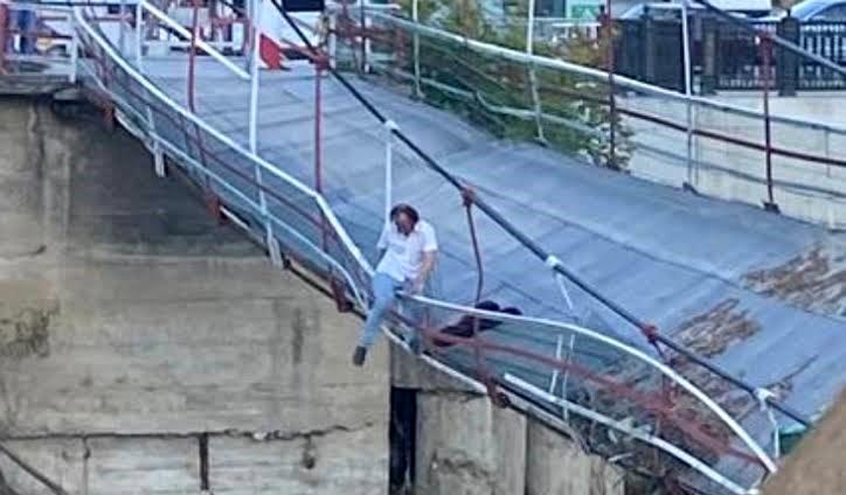 Zonguldak\'ta Köprüden Atlamak İsteyen Kişi Kurtarıldı