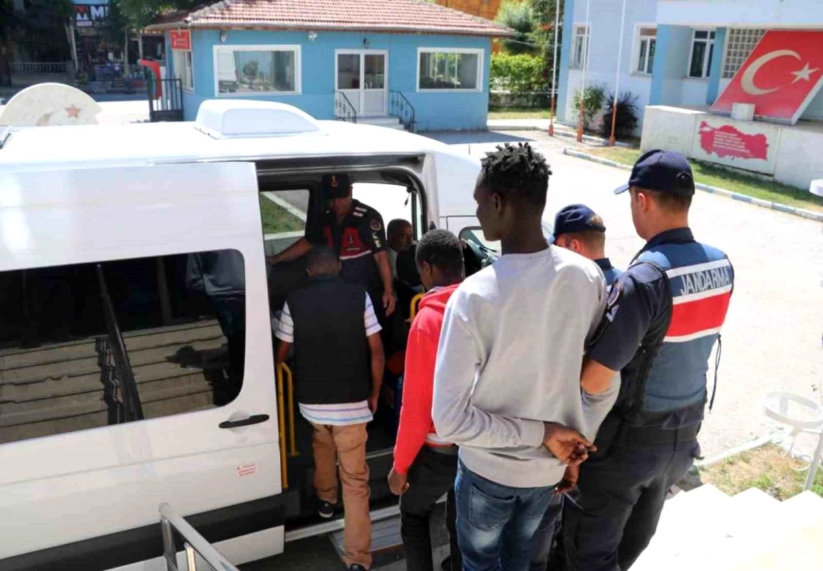 Afyonkarahisar\'da Kaçak Göçmen Operasyonu: 11 Kişi Yakalandı