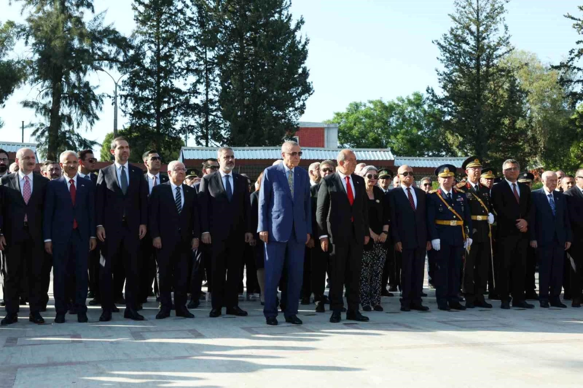 Cumhurbaşkanı Erdoğan, Lefkoşa\'daki Atatürk Anıtı\'na çelenk bıraktı