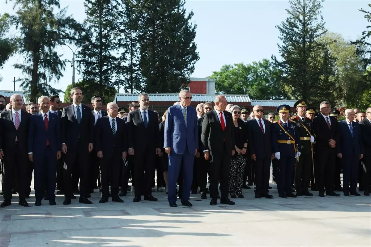 Cumhurbaşkanı Erdoğan KKTC\'de Atatürk Anıtı\'na çelenk bıraktı