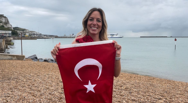 Deniz Kayadelen, Manş Denizi'ni yüzerek geçen 5. Türk kadını oldu