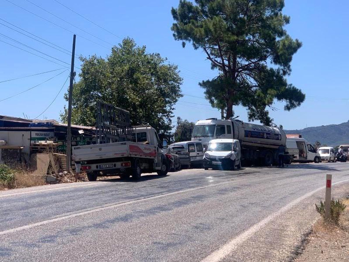 Marmaris\'te direksiyon hakimiyeti kaybolan vidanjör 8 araca çarptı