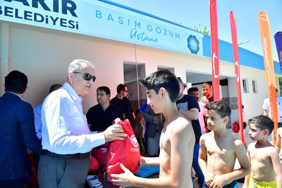 Diyarbakır Büyükşehir Belediyesi Yaz Spor Okullarında Öğrencilere Malzeme Desteği