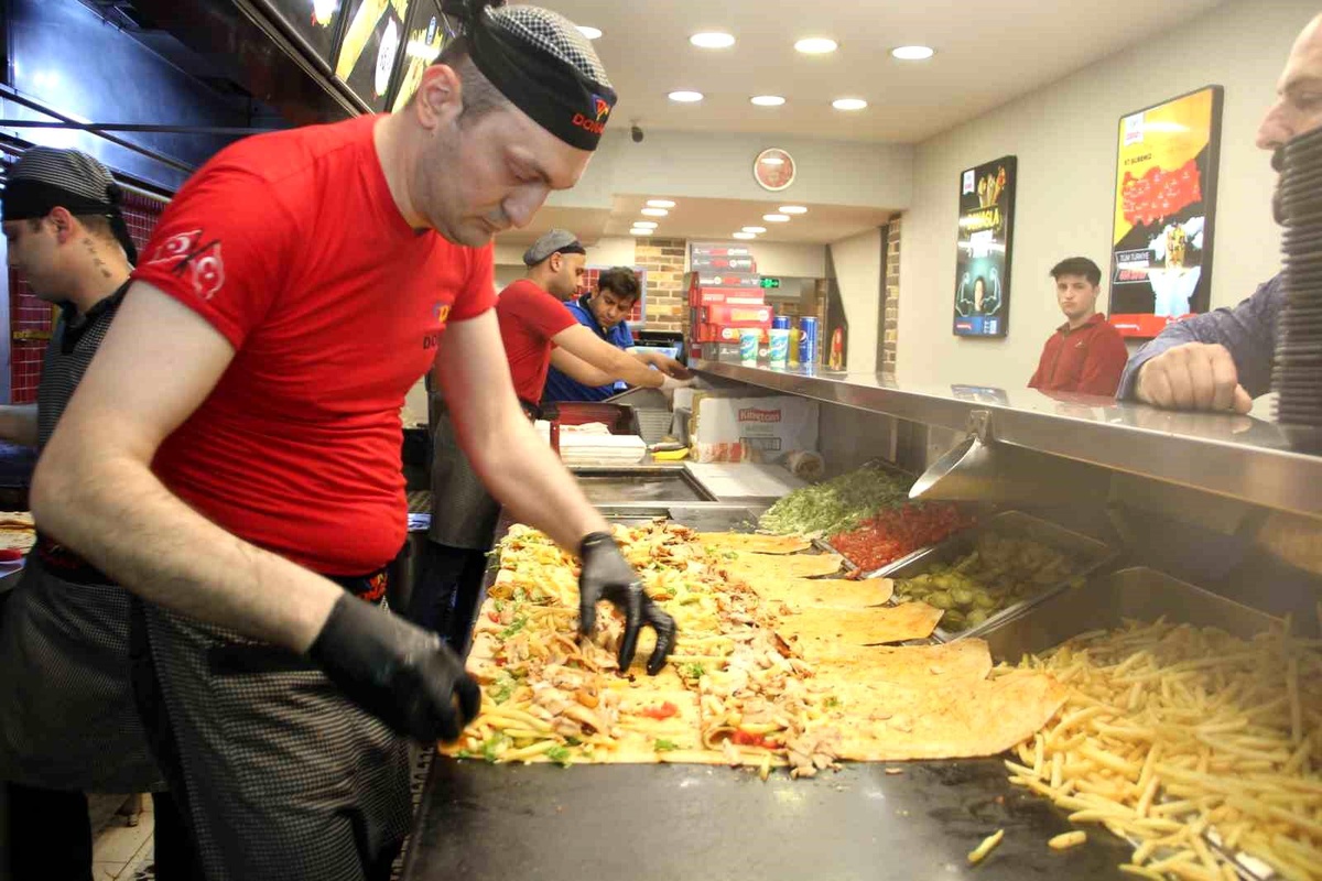 Eskişehir\'de Döner Ustası Tabaklarla Ritim Tutturuyor
