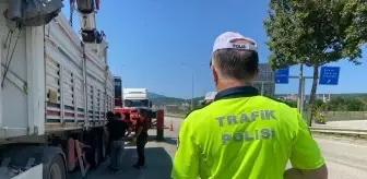 Düzce'de Lastiği Patlayan Tırın Dorsesinde Çıkan Yangın Söndürüldü