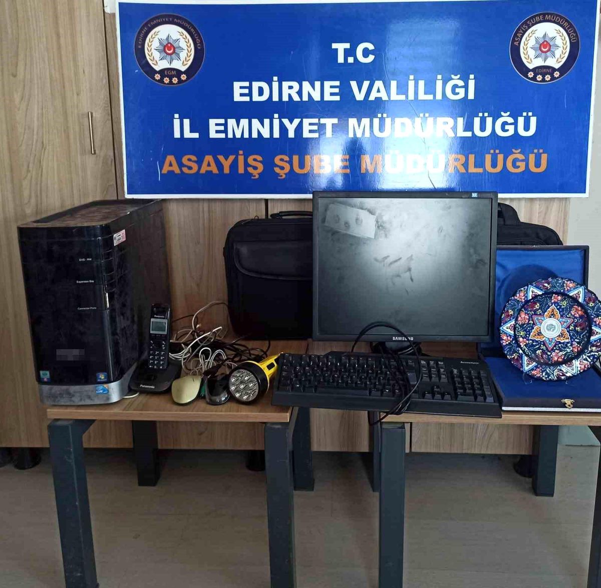Edirne\'de Okuldan Bilgisayar ve Malzeme Çalan Şüpheliler Yakalandı