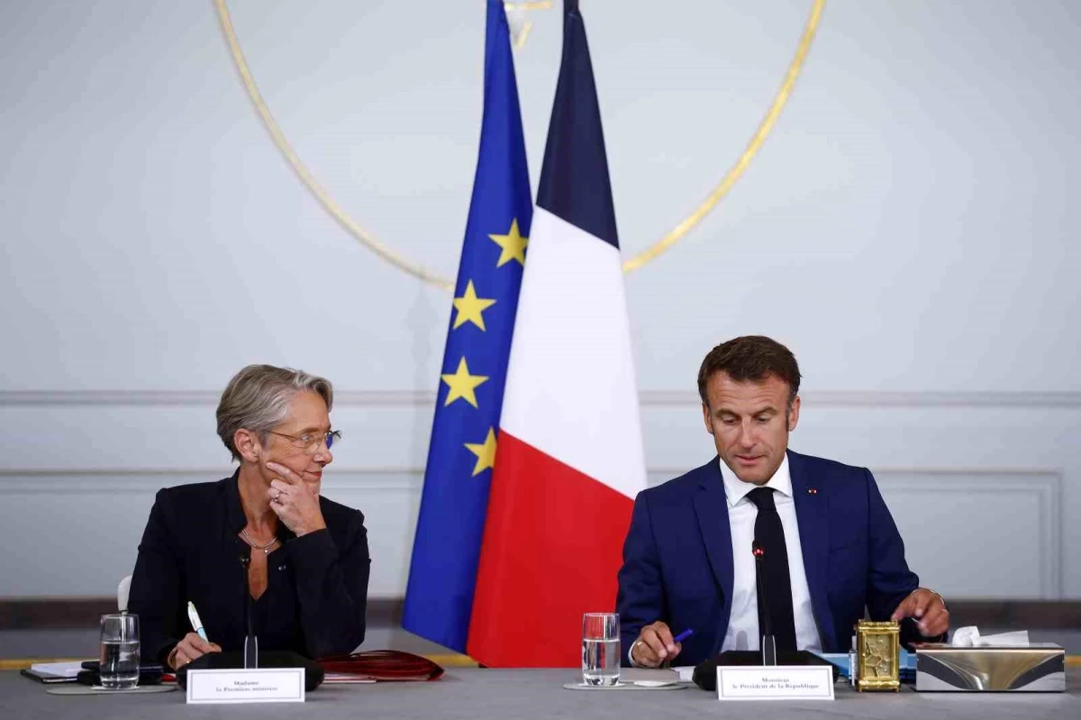 Fransa\'da kabine değişikliği: Başbakan görevine devam edecek