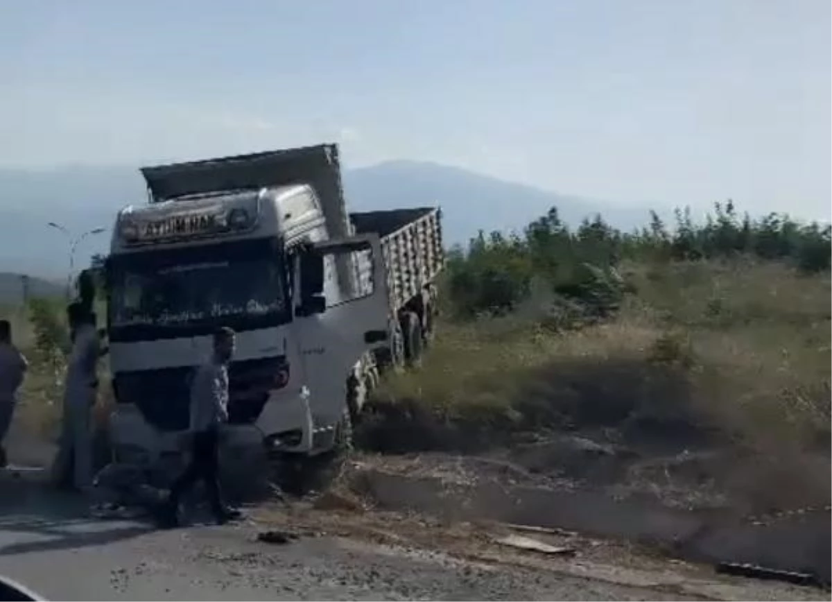 İnegöl\'de freni boşalan kamyon yoldan çıktı: 1 yaralı