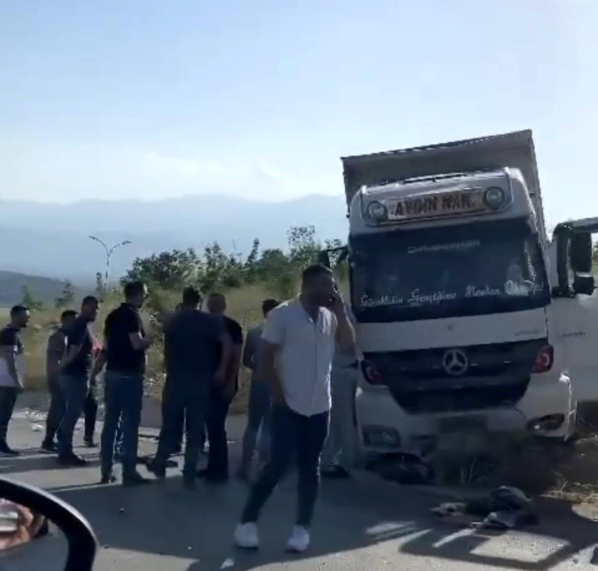 İnegöl\'de freni patlayan kamyon yoldan çıktı, sürücü yaralandı