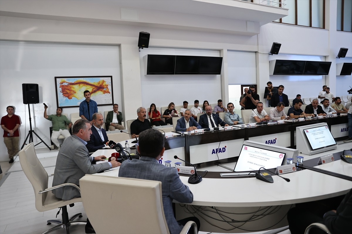 Gençlik ve Spor Bakanı, depremden etkilenen illerdeki öğrencilere destek hazırlıklarını açıkladı