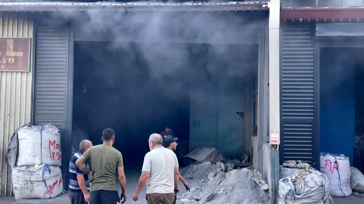 Bursa\'da Geri Dönüşüm Tesisi Yangını Kontrol Altına Alındı