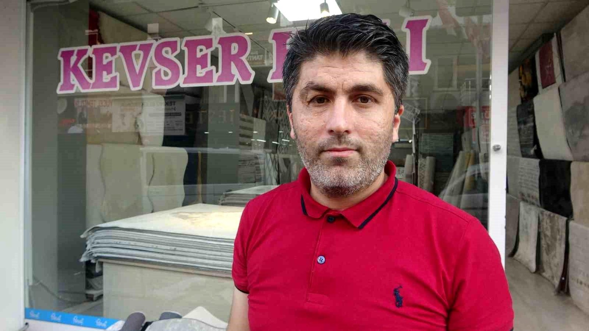 Kocaeli\'de Halı Dükkanının Tavanına Giren Kedi Esnafı Seferber Etti