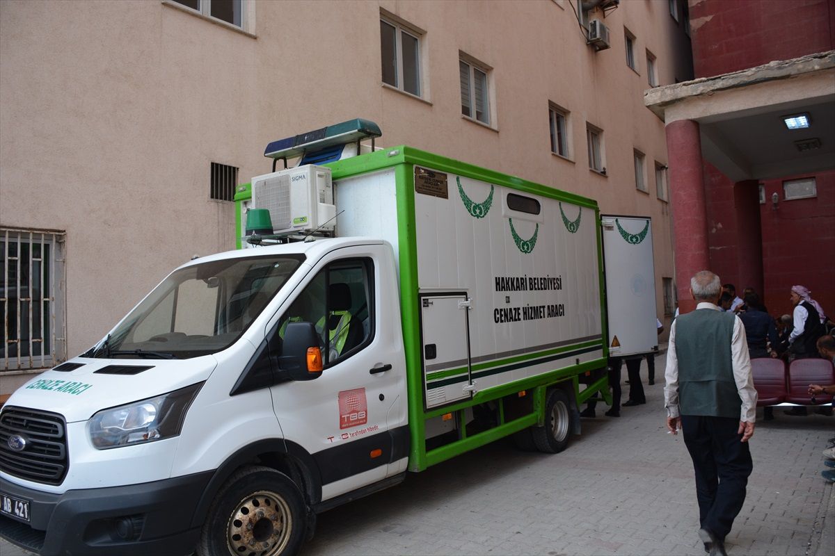 Hakkari\'de çöken buz kütlesinin altında kalan Hakime Koç toprağa verildi