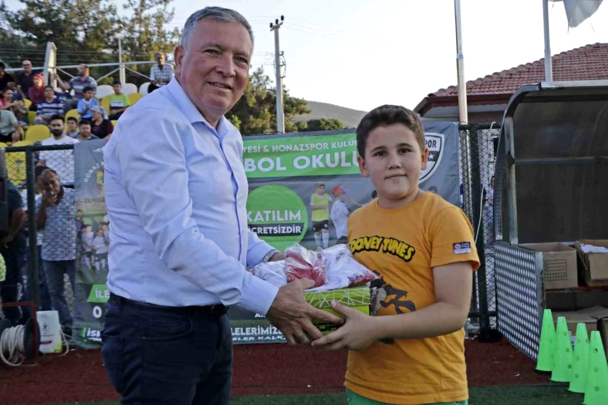 Honaz Belediyesi ve Honazspor işbirliğiyle düzenlenen Yaz Futbol Okulu\'na yoğun ilgi