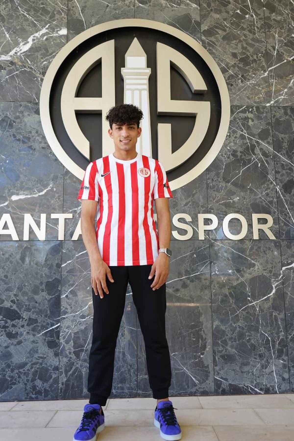 Antalyaspor, Iraklı kanat oyuncusu Ali Jasim\'i transfer etti
