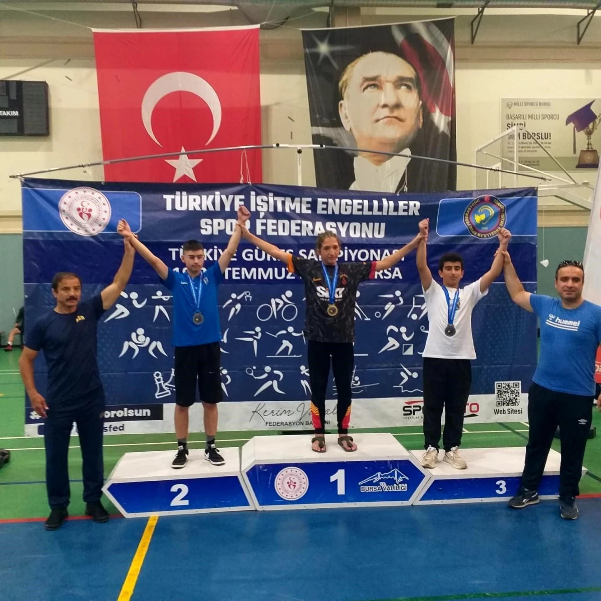 Düzce İşitme Engelliler Güreş Türkiye Şampiyonasında Salih Birinci şampiyon, Yunus Emre Caklı ise ikinci oldu