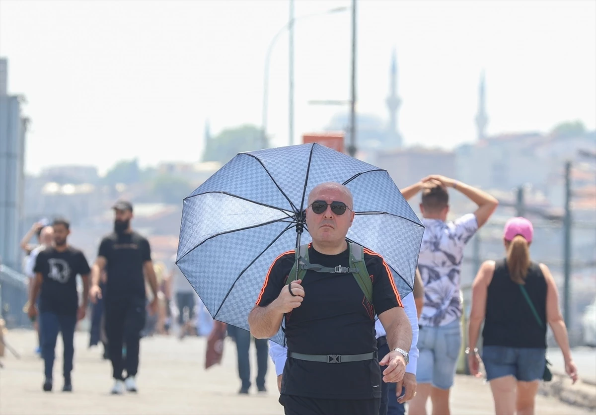 İstanbul\'da Vatandaşlar Sıcak Havada Serinlemek İçin Farklı Yollar Arıyor