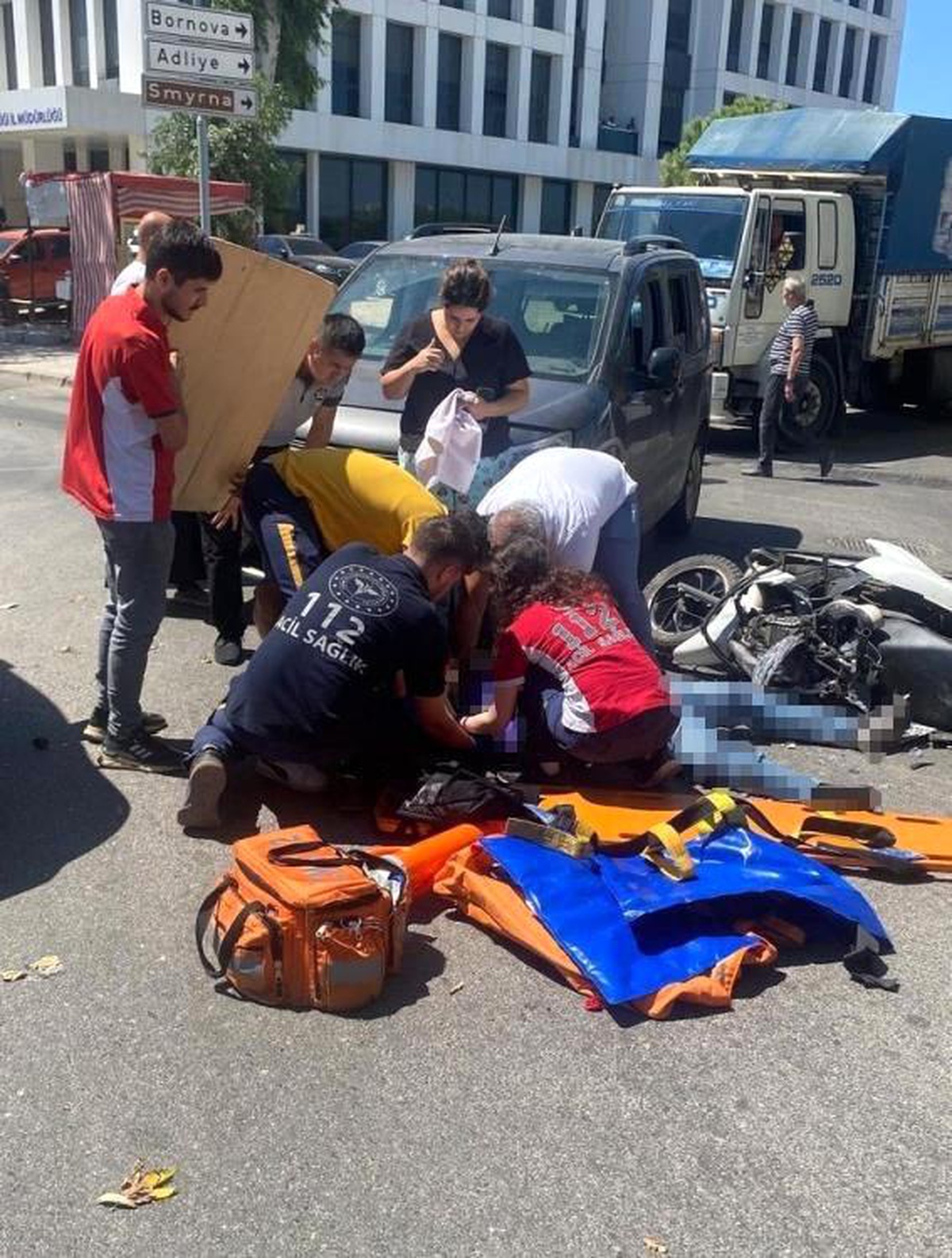 İzmir\'de motosikletli kurye hayatını kaybetti, araç sürücüsü tutuklandı