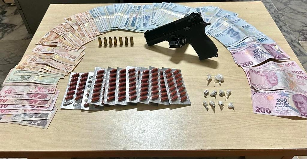 İzmir\'de Şok Uygulama Timi, Zehir Tacirlerine Operasyon Yaptı