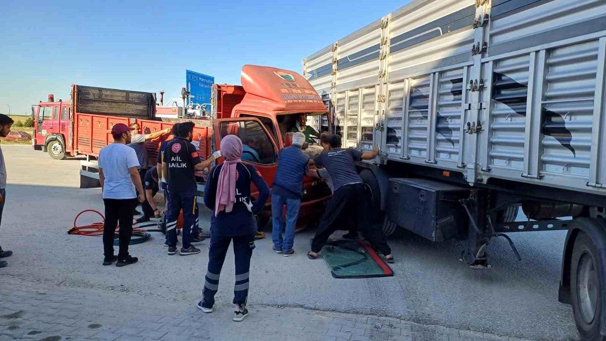 Eskişehir\'de Kamyonetin Kamyona Çarpması Sonucu Meydana Gelen Trafik Kazasında Sürücü Kurtarıldı