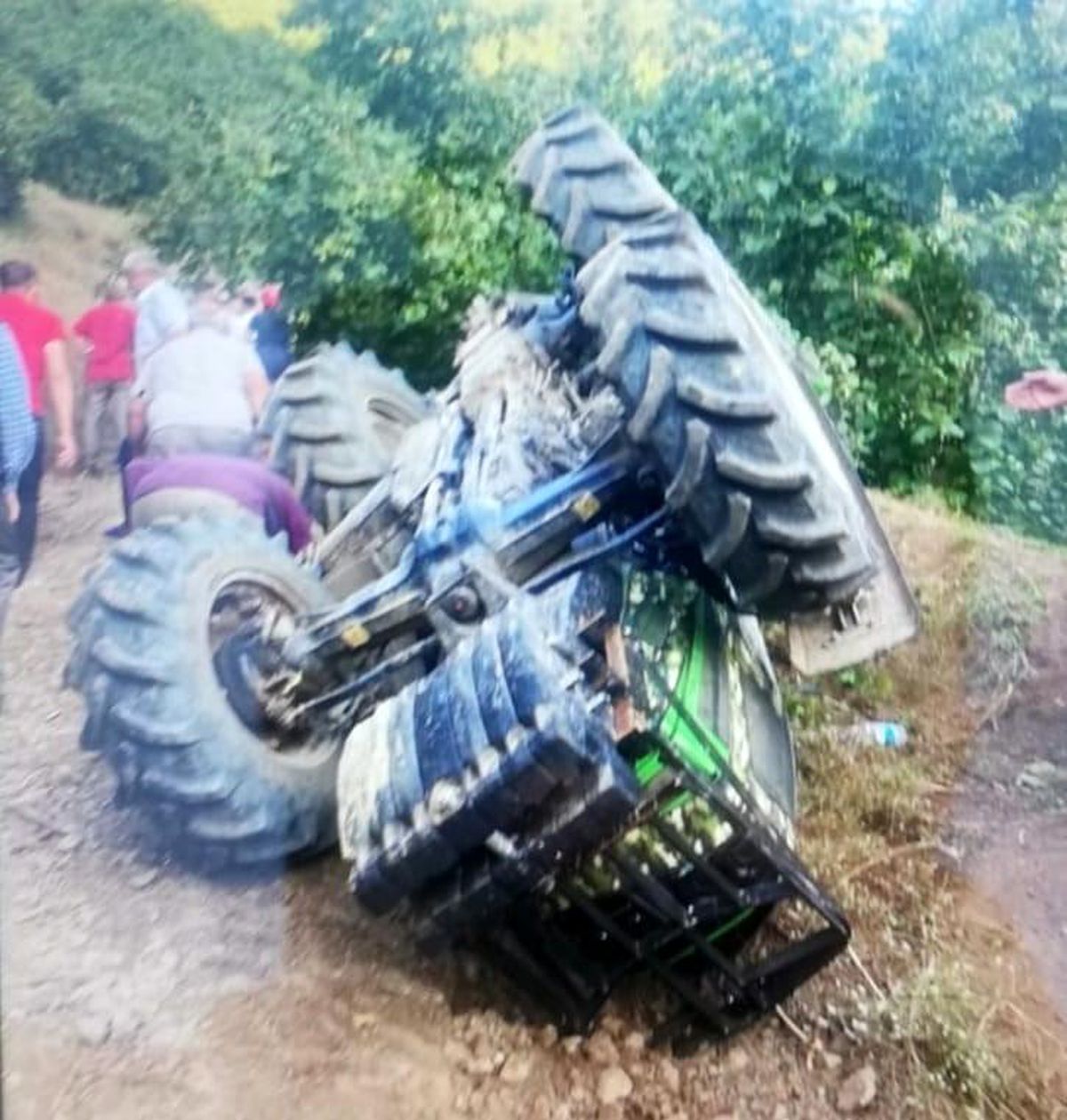 Sakarya\'da traktör devrildi: 1 ölü, 1 yaralı