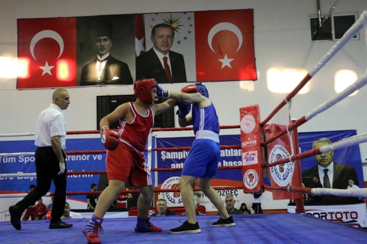 Kars\'ta düzenlenen 15 Temmuz Demokrasi ve Milli Birlik Günü Üst Minik Erkekler ve Kadınlar Türkiye Ferdi Boks Şampiyonası