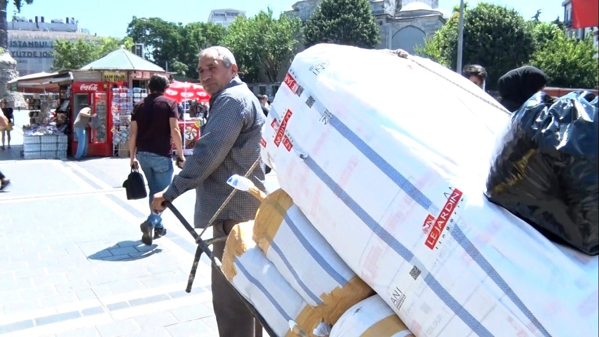 El Nino Sıcak Hava Dalgası Altında Hamalların Zorlu Mesaisi