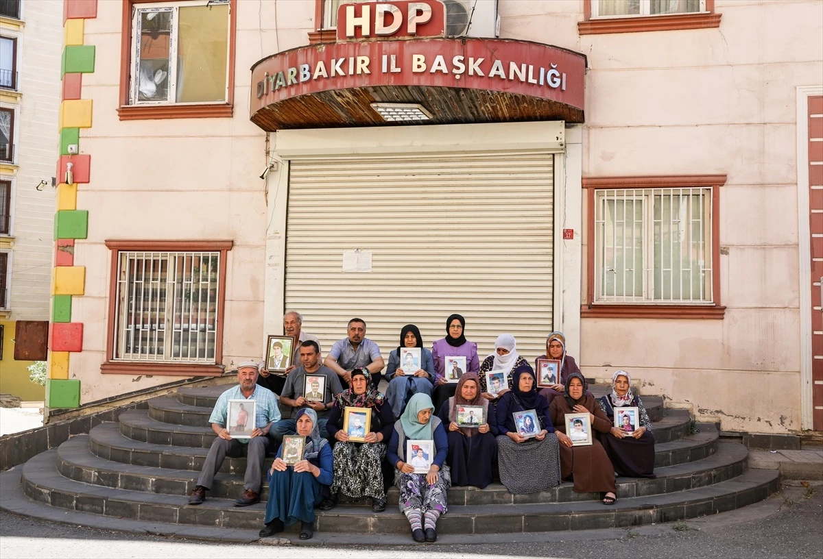 Diyarbakır anneleri kavurucu sıcakta evlatları için bekliyor