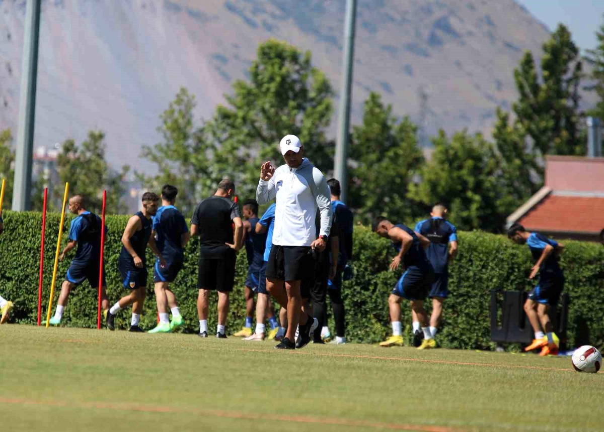 Kayserispor Teknik Direktörü Çağdaş Atan: Mutsuzum, transferlerle çalışmak istedik