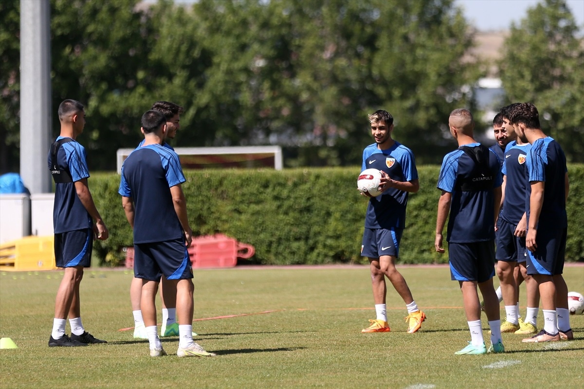 Kayserispor Teknik Direktörü Çağdaş Atan Transfer Tahtasının Açılmamasından Mutsuz