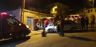 Mersin'de Kamyonet ve Otomobil Çarpıştı, Sürücüler Kaçtı