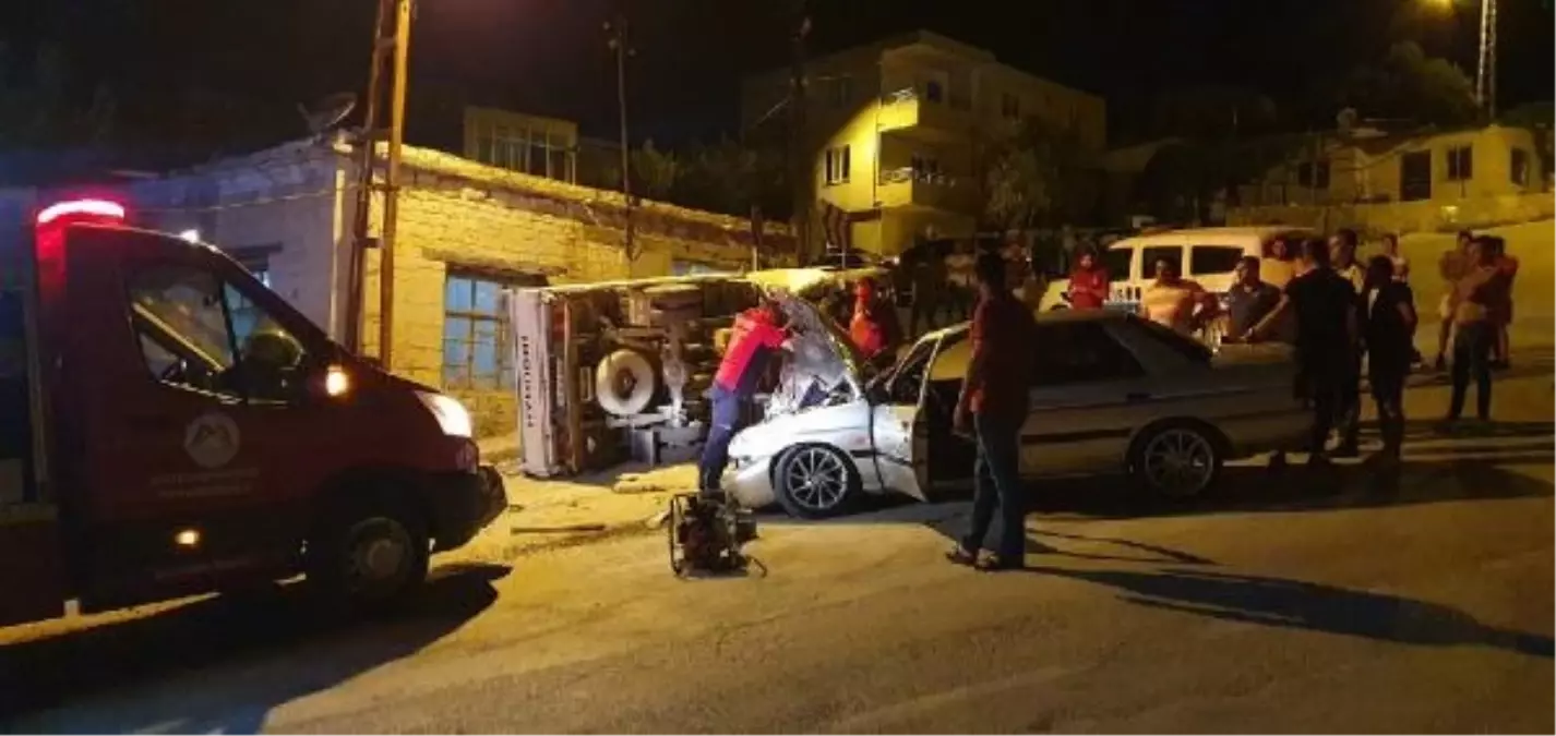 Mersin'de Kamyonet ve Otomobil Çarpıştı, Sürücüler Kaçtı