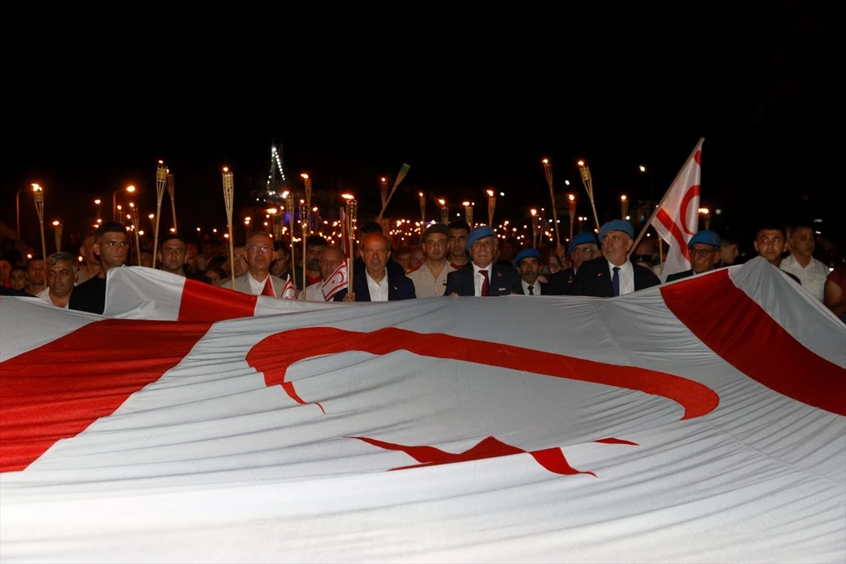 Kıbrıs Barış Harekatı\'nın 49. yıl dönümü kutlamalarında gençler şafak nöbeti tuttu