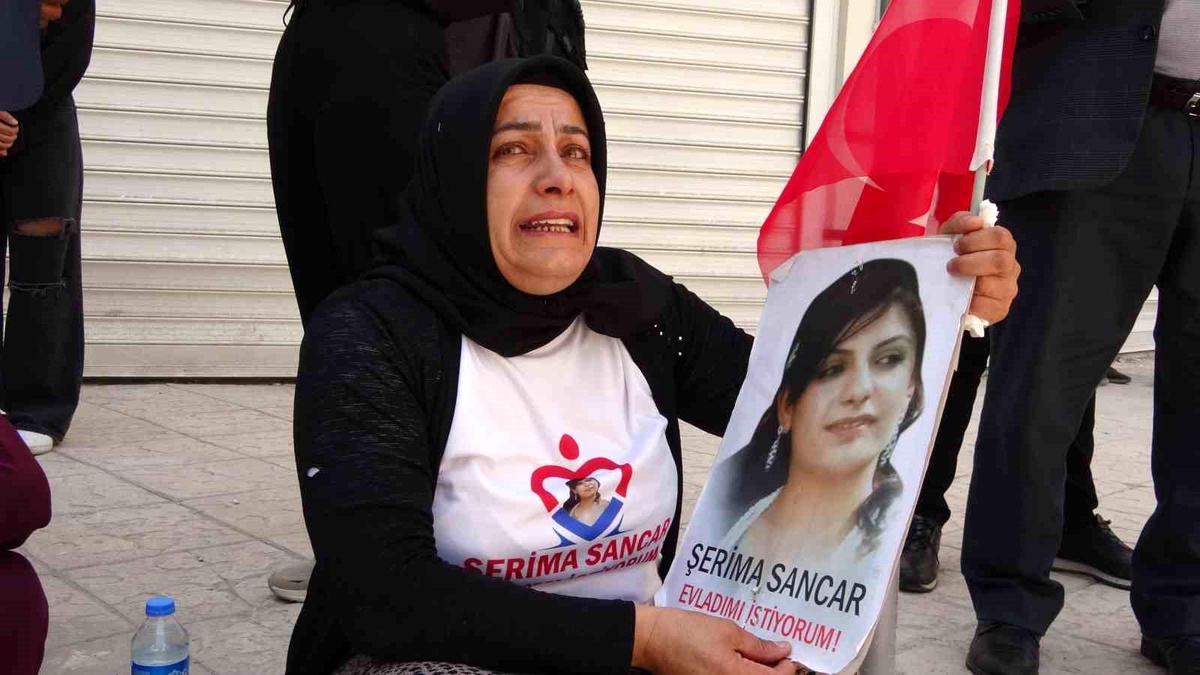 Van\'da terör örgütü PKK tarafından evladı dağa kaçırılan anne, kızına dön çağrısında bulundu