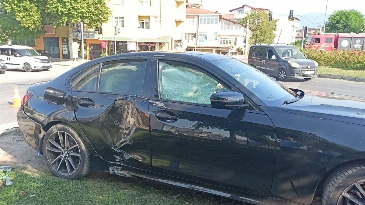 Kartepe\'de otomobil ile hafif ticari araç çarpıştı: 3 yaralı
