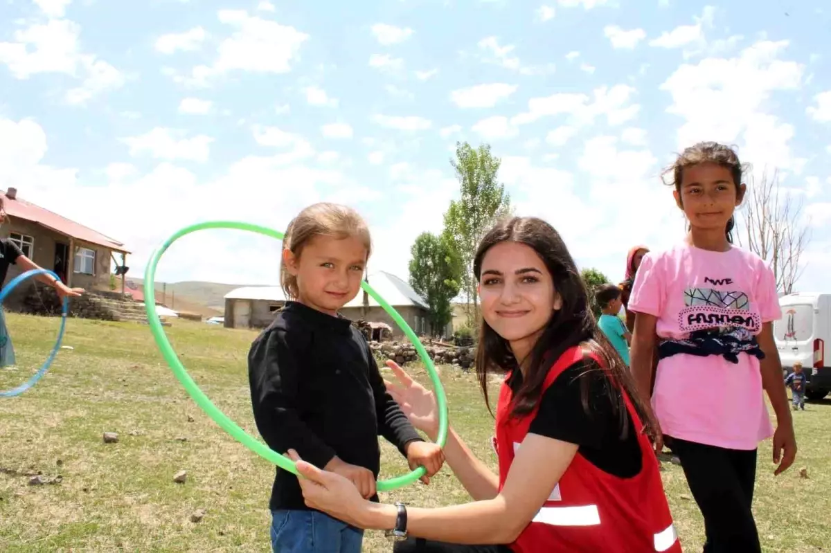 Kızılay Gönüllüleri Köy Köy Gezerek Çocukları Mutlu Ediyor
