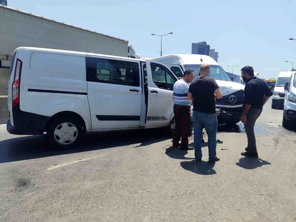 Küçükçekmece\'de Kafa Kafaya Çarpışan Araçlar Kaza Anı Güvenlik Kamerasında