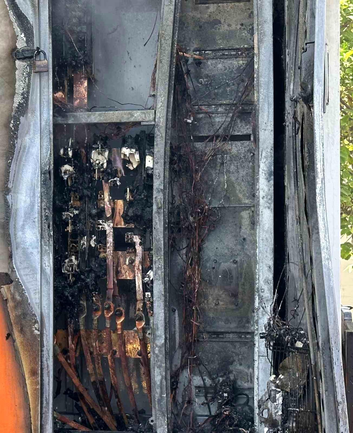 Kuşadası\'nda Mobil Trafo Yanarak Mahalleyi Kararttı