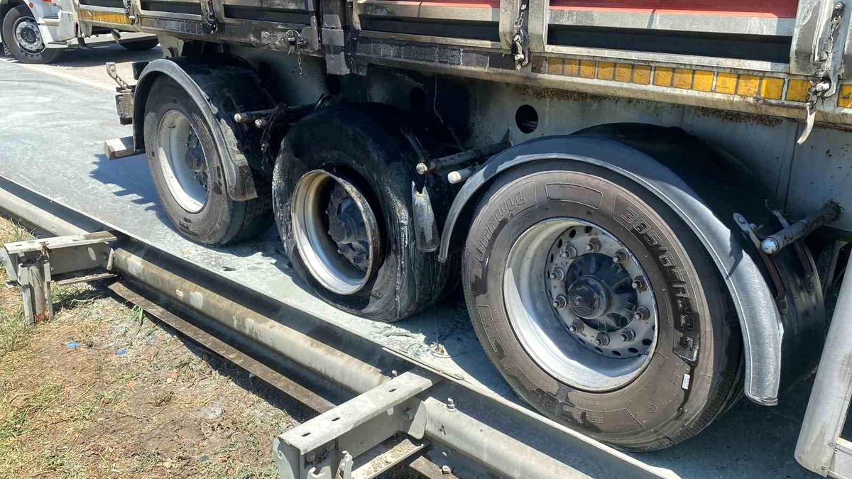 Düzce\'de Tır Yangını: Dorsede Hasar Oluştu