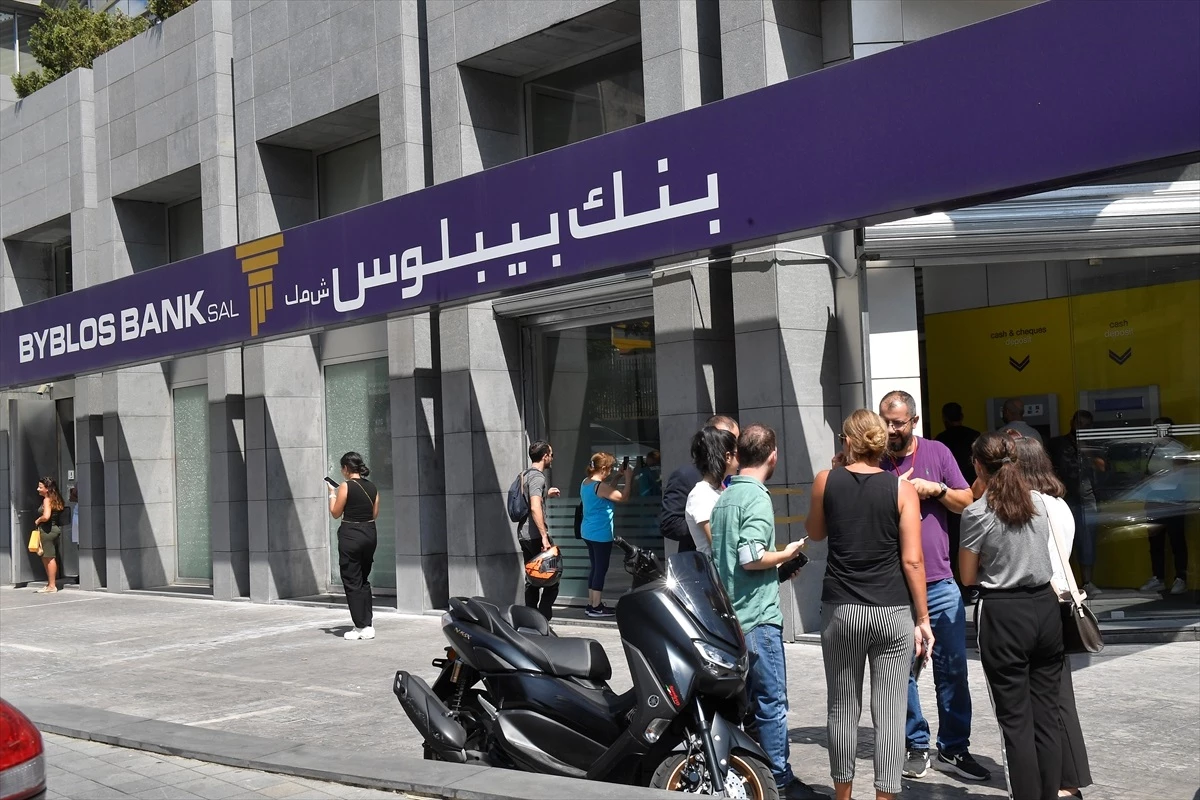 Lübnan\'da Banka Baskını: Mudi Hesaplarındaki 30 Bin Dolar Çekildi