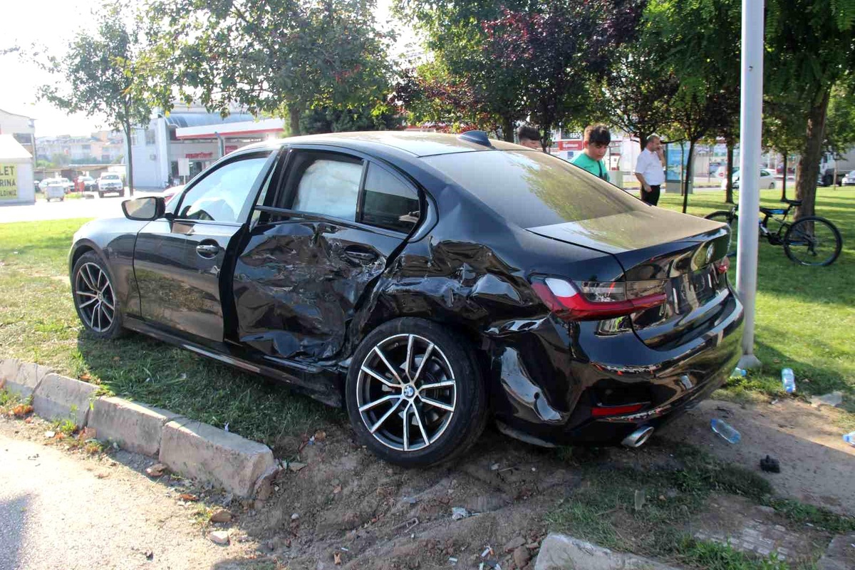 Kartepe\'de Milyonluk Otomobil ile Hafif Ticari Araç Çarpıştı: 3 Yaralı