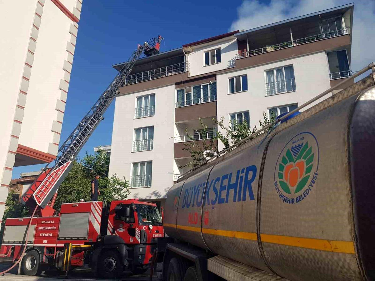 Malatya\'da Bir Apartmanın Çatısında Yangın Çıktı