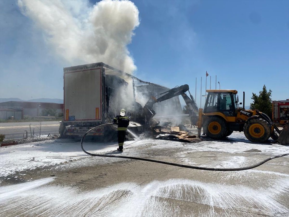 Manisa'da Karton Yüklü Tır Dorsesi Yanarak Kullanılamaz Hale Geldi